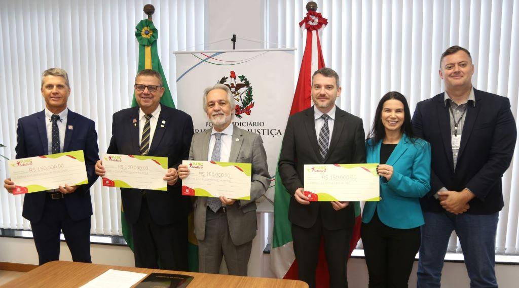 Poder Judiciário de SC entrega R$ 600 mil para municípios que decretaram calamidade pública pelas enchentes