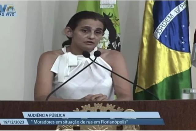 Mãe de menor morto a facada reage à defesa do bandido pela esquerda