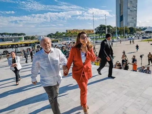 OS ENXOVAIS DOS PALÁCIOS PARA DEBOCHAR DOS BRASILEIROS