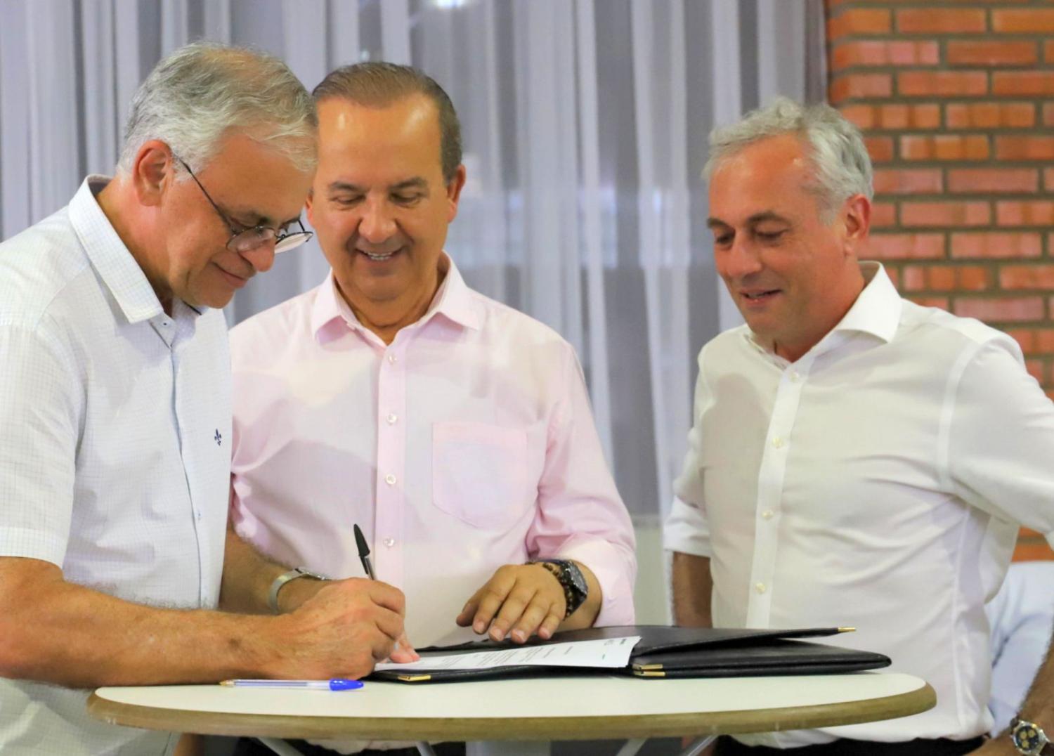 Prefeitura assina contratos com o BRDE
