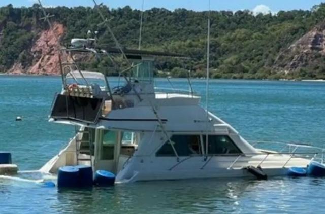 Barco de Lira afunda em marina de ex-ministro do Turismo em Alagoas