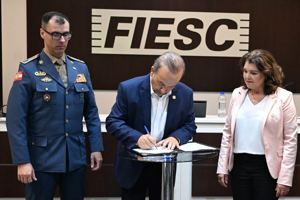 Governador assina decreto que simplifica atividade de segurança contra incêndios