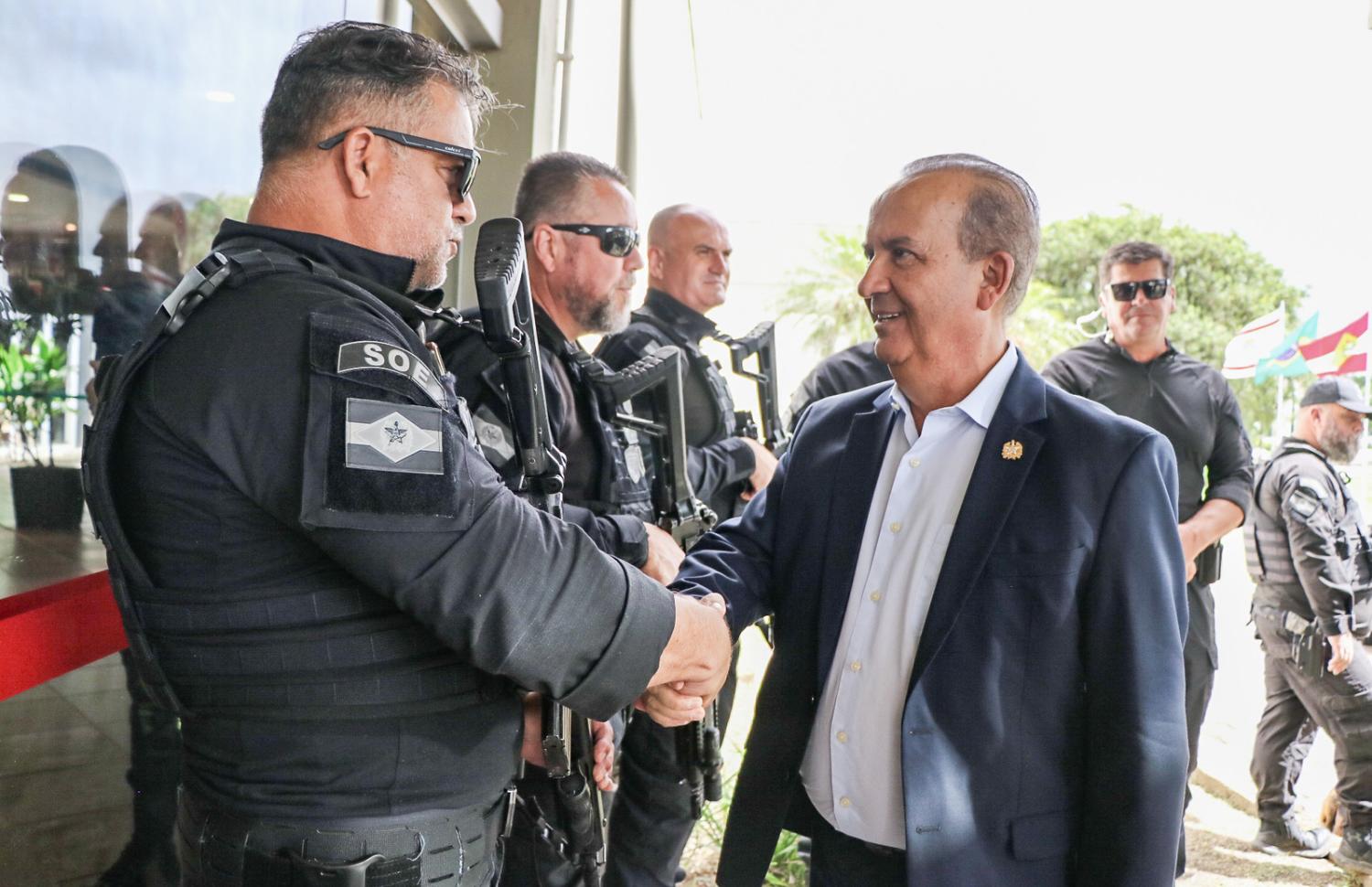 Governador entrega nova identidade funcional de policiais penais de Santa Catarina