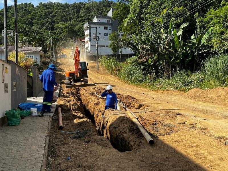 Seguem os trabalhos de recuperação das ruas atingidas pela enxurrada