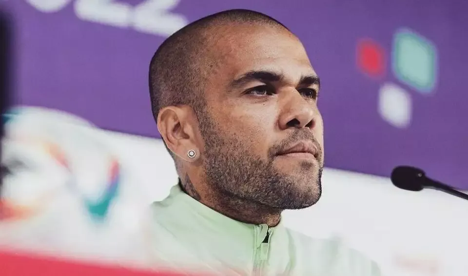 Daniel Alves paga fiança e deixa prisão espanhola nesta segunda