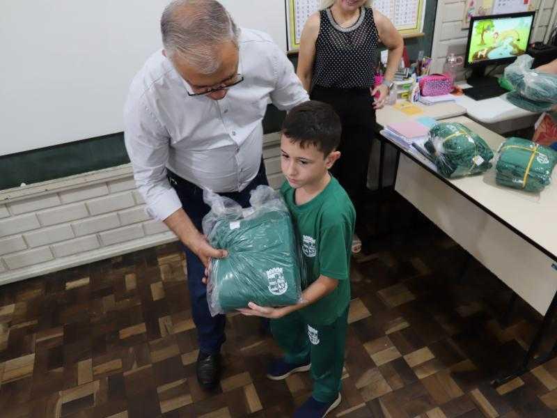 Começa a entrega dos novos uniformes escolares em Jaraguá do Sul