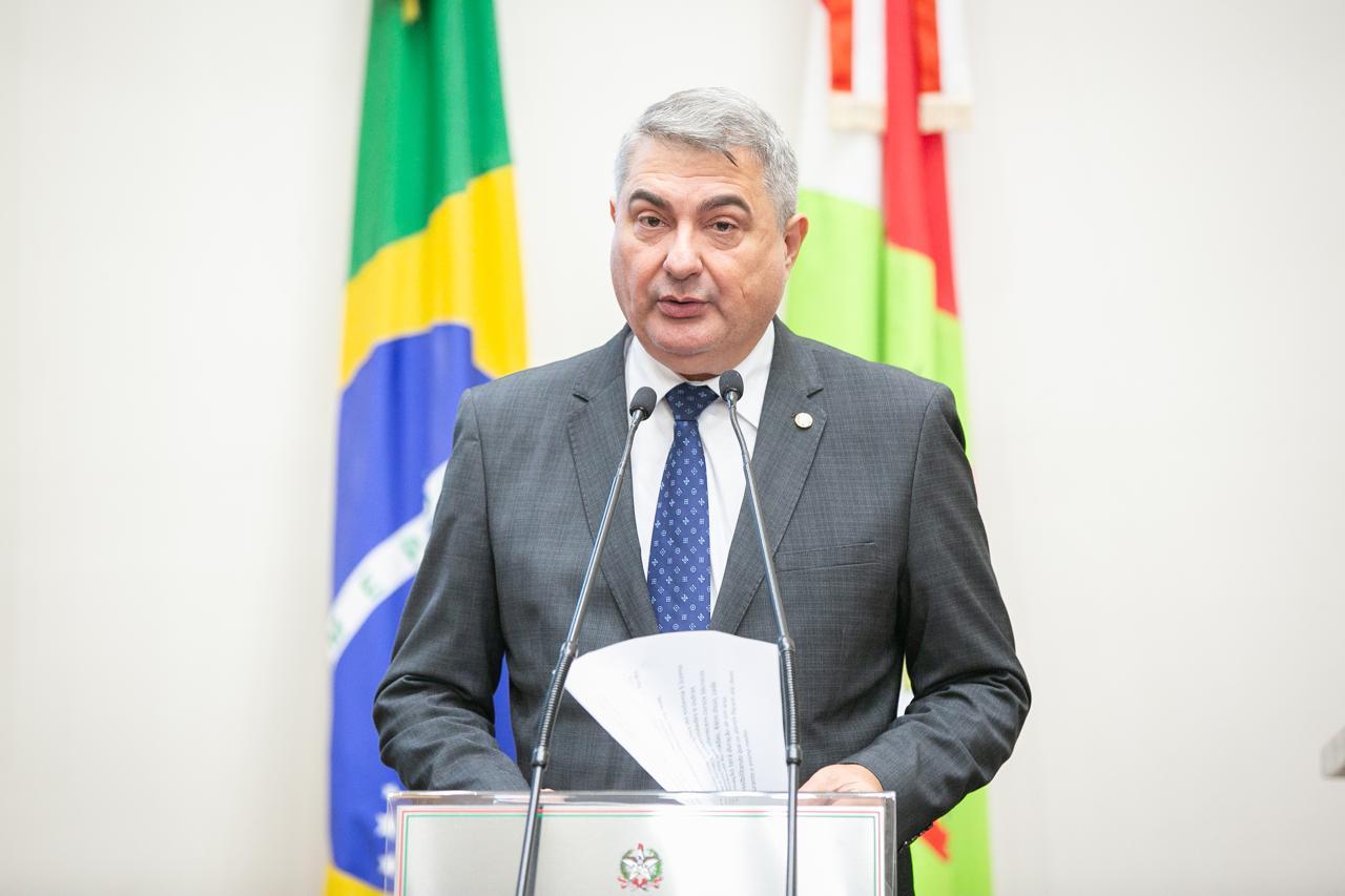 Lunelli pede que equipamentos parados sejam instalados com urgência em escola de Jaraguá do Sul