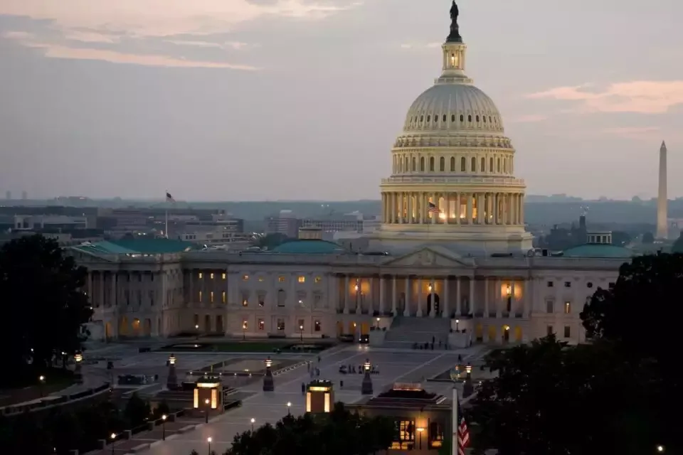 Parlamentares de esquerda viajam aos EUA para defender censura