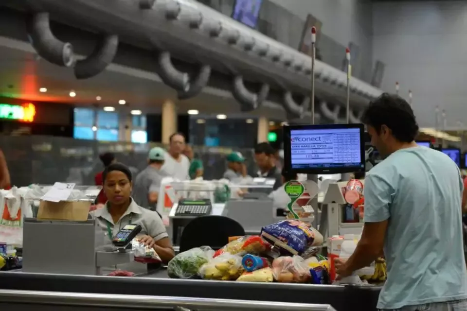 Prévia da inflação sobe 0,21%; alimentos puxam alta