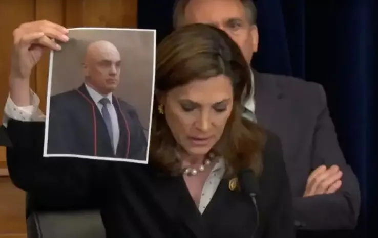 Contra censura, deputada dos EUA critica e mostra foto de Moraes