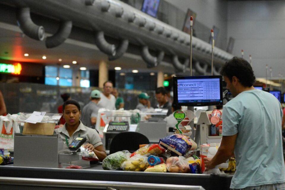 Alimentos, moradia e saúde mais caros puxam alta da prévia da inflação