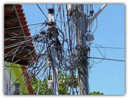 Consumidor em SC paga 1,5% a mais na conta de luz por causa de 'gatos'