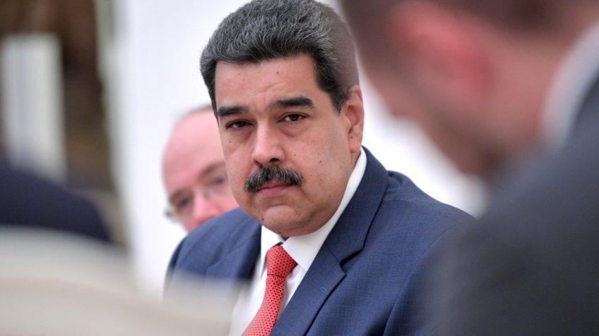 Sem provas, Maduro critica Brasil por “não auditar” urnas.