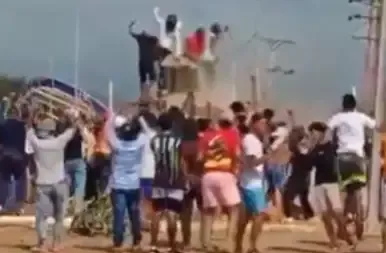 Venezuelanos derrubam estátua de Chávez contra fraude do atual ditador