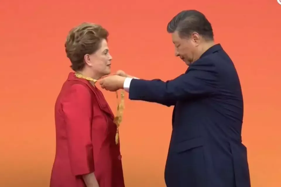 Dilma recebe medalha de Xi Jinping e critica anticomunismo no Brasil