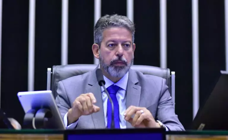 Lira adia anúncio sobre sucessão à presidência da Câmara