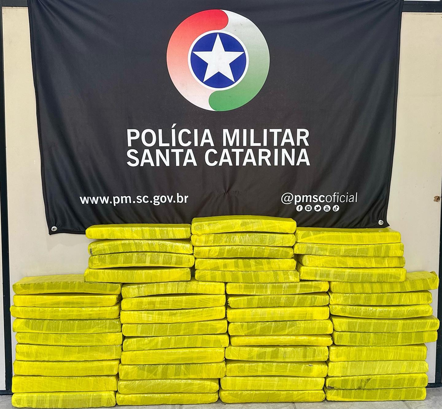 Blitz da Polícia Militar resulta na apreensão de grande quantidade de maconha