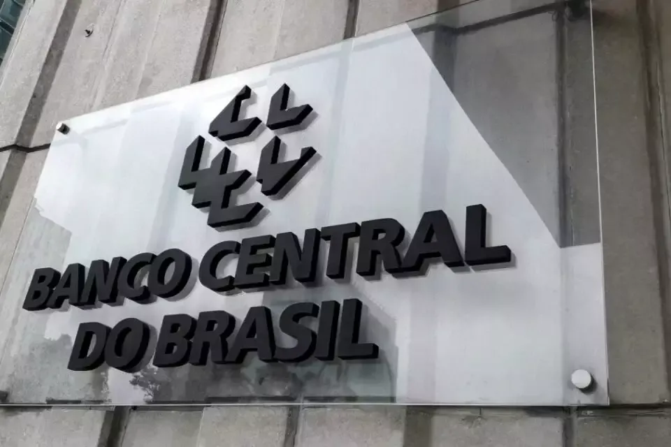 Mercado projeta inflação maior e dólar mais caro