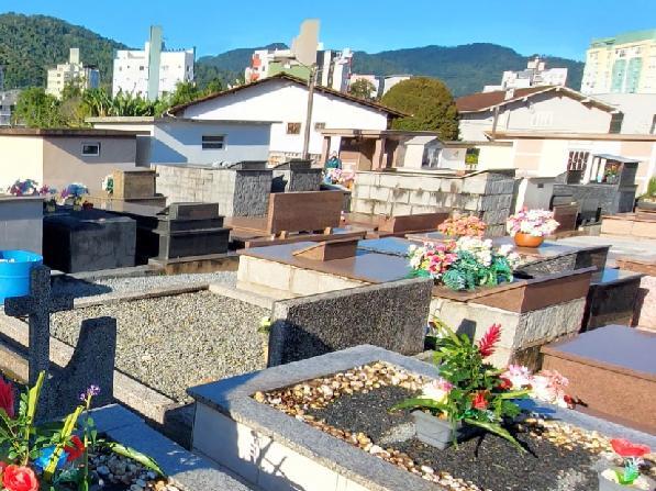 Última semana para reparos em túmulos antes do Dia de Finados