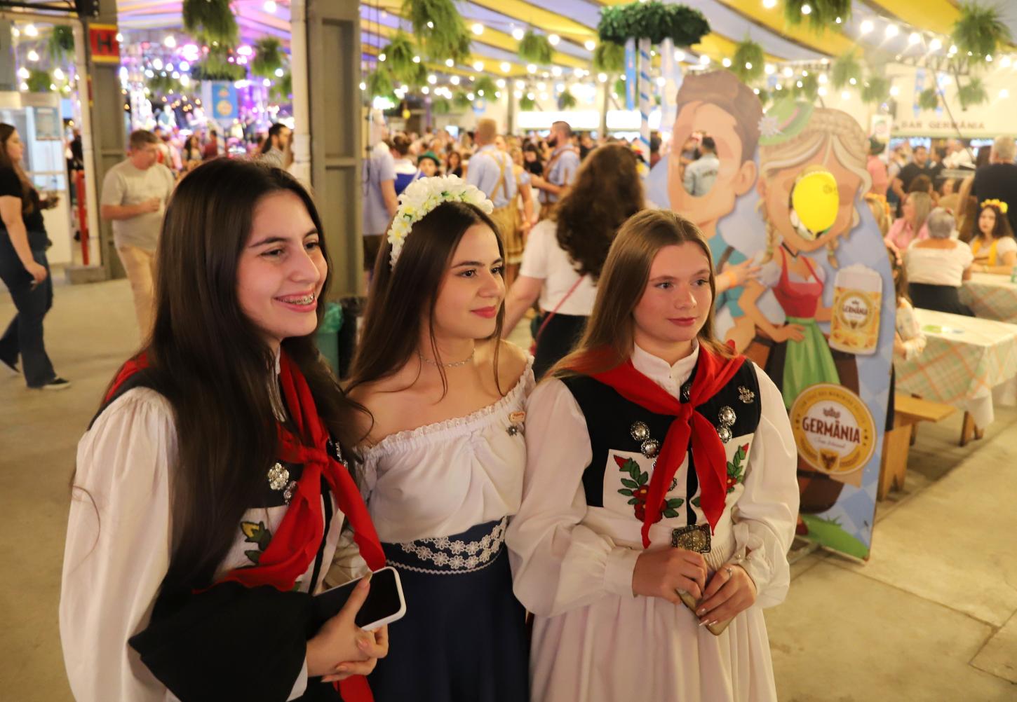 Jovens aderem ao traje típico alemão na Schutzenfest 2024