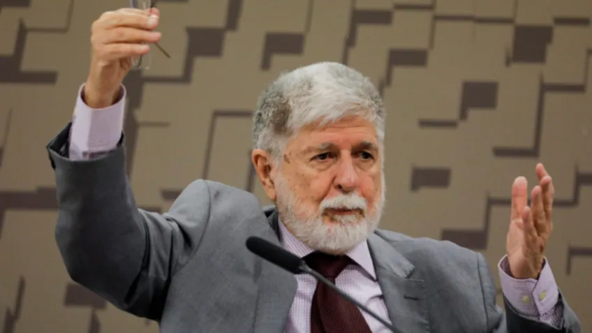 Venezuela ameaça declarar Celso Amorim persona non grata.