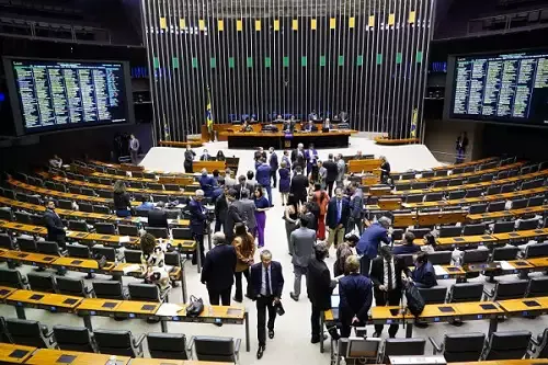 Câmara aprova bloqueio de celulares em presídios