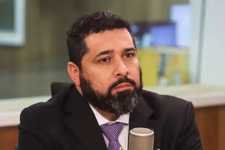 Canetada de presidente dos Correios deixa funcionários sem 13º salário