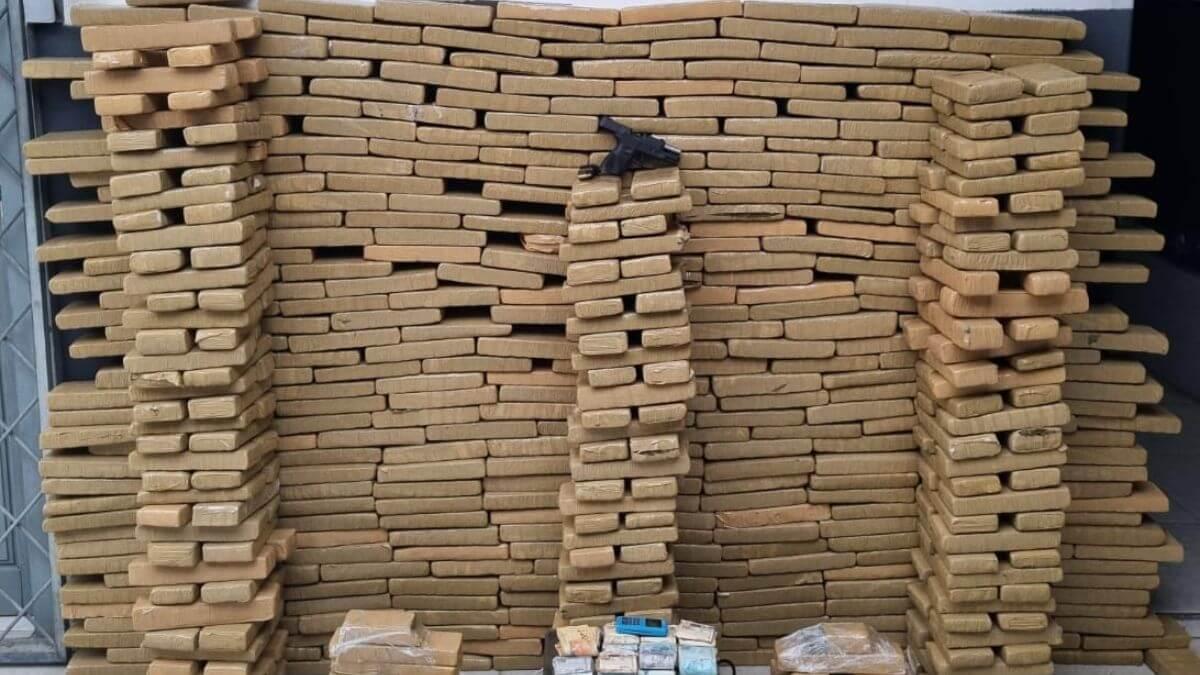 Cheiro forte fez polícia descobrir 400 kg de maconha e prender foragido