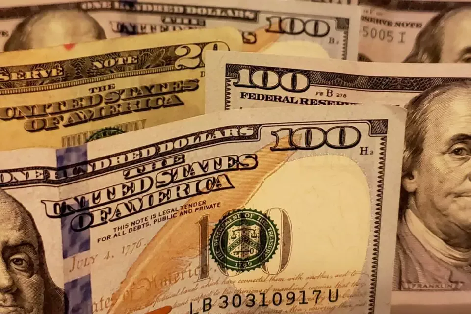 Dólar bate recorde pela 4ª vez e taxa Selic pode subir de 0,75% a 1%