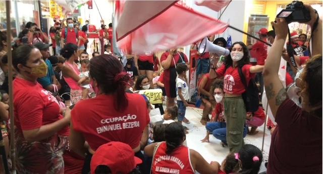 Militantes de esquerda invadem supermercado para exigir cestas básicas e perus