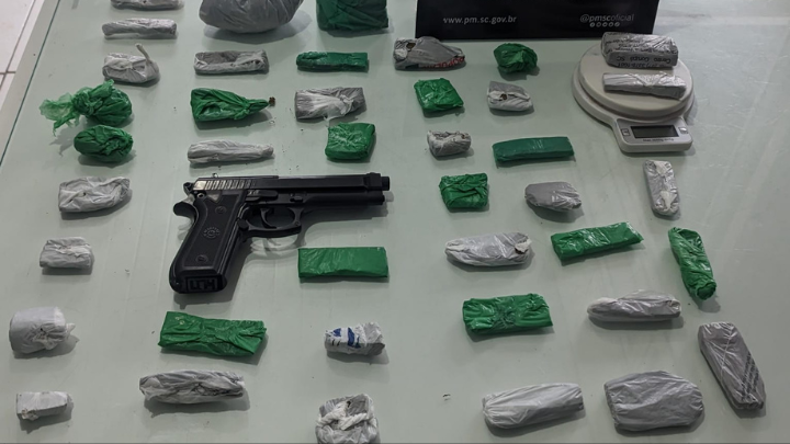 Policiais Militares apreenderam drogas, arma e material utilizado no tráfico