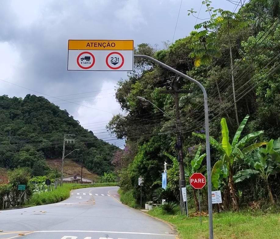 Acesso pelo Bairro Rio Molha em Jaraguá do Sul tem limite de comprimento e peso para caminhões