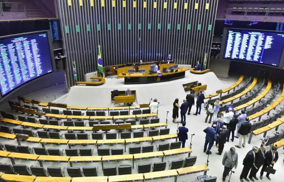 Deputados torram R$28,8 milhões em combustíveis