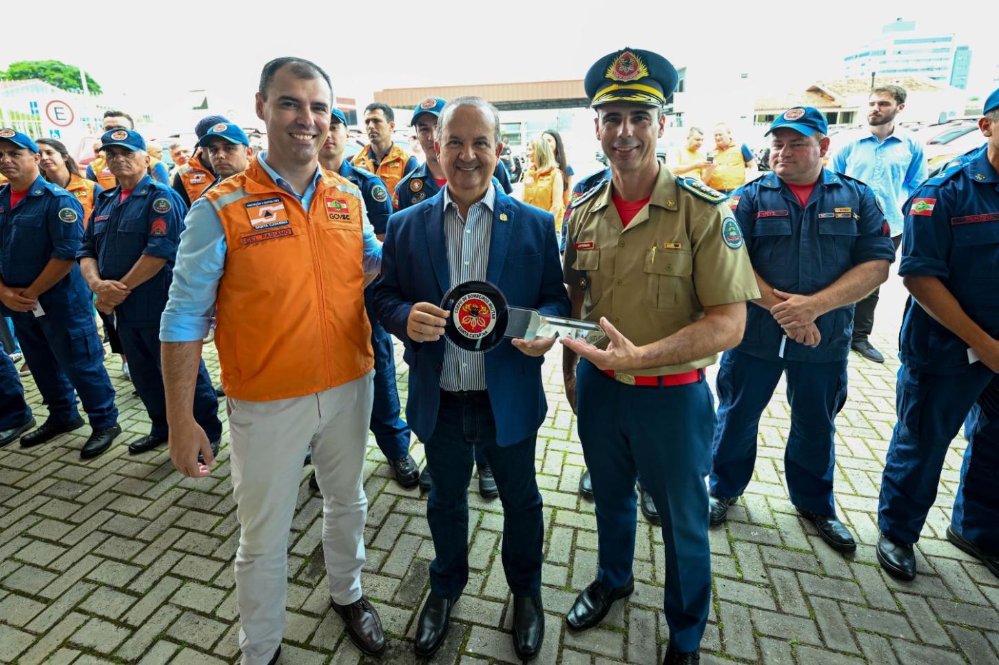 Estado de SC entrega 15 novas viaturas para o Corpo de Bombeiros Militar
