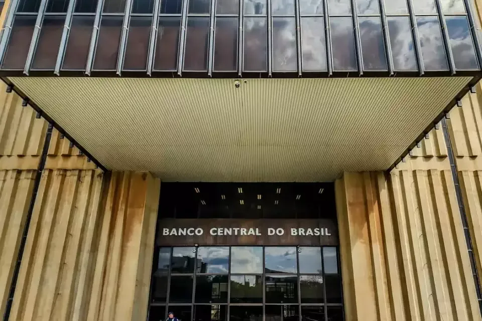 Mercado projeta inflação a 4,99% e Selic a 15% em 2025