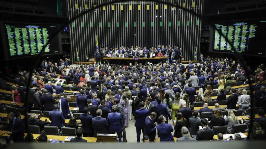 133 pessoas precisam trabalhar para sustentar 1 deputado federal.
