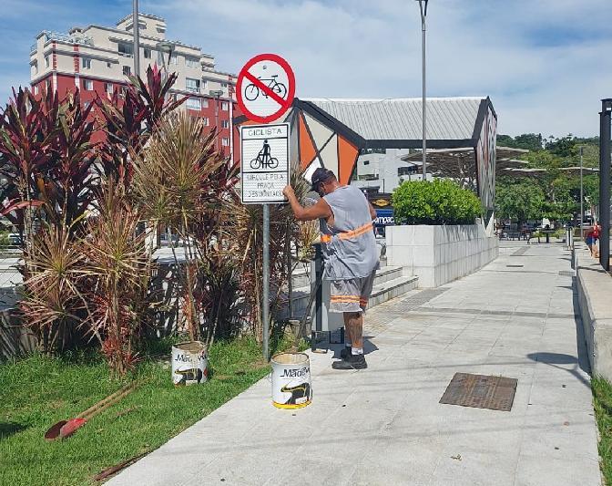 É proibido andar embarcado em bicicleta no calçadão e na praça central em Jaraguá do Sul