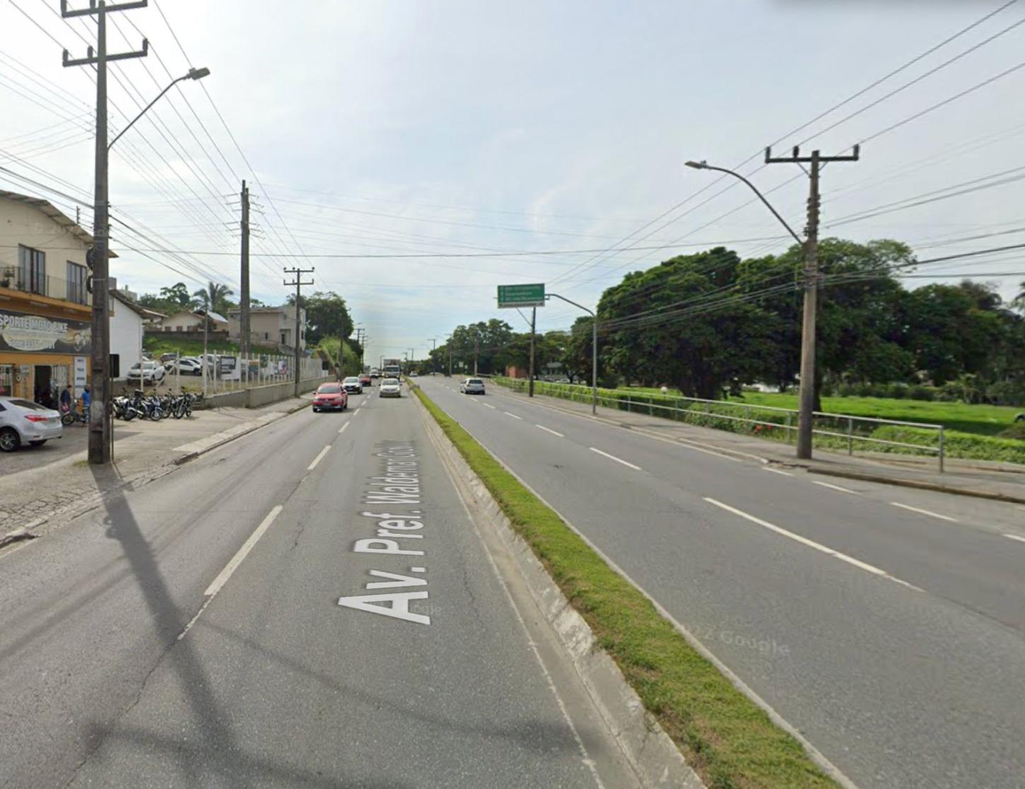 Mutirão de limpeza e roçada na Avenida Waldemar Grubba em jaraguá do Sul