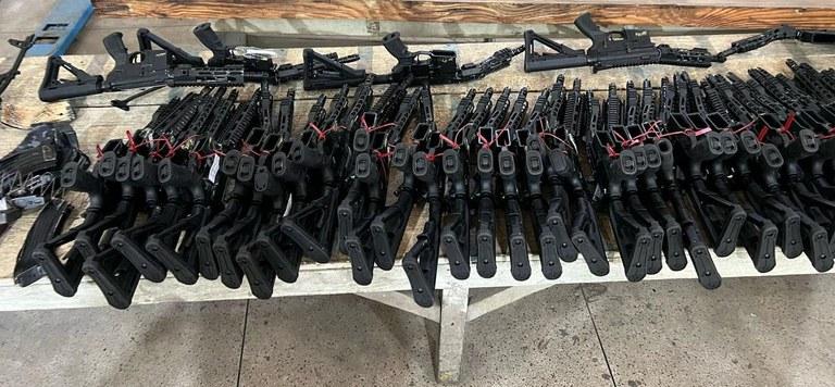 PF e Exército Brasileiro realizam destruição de armas e carregadores no Rio de Janeiro