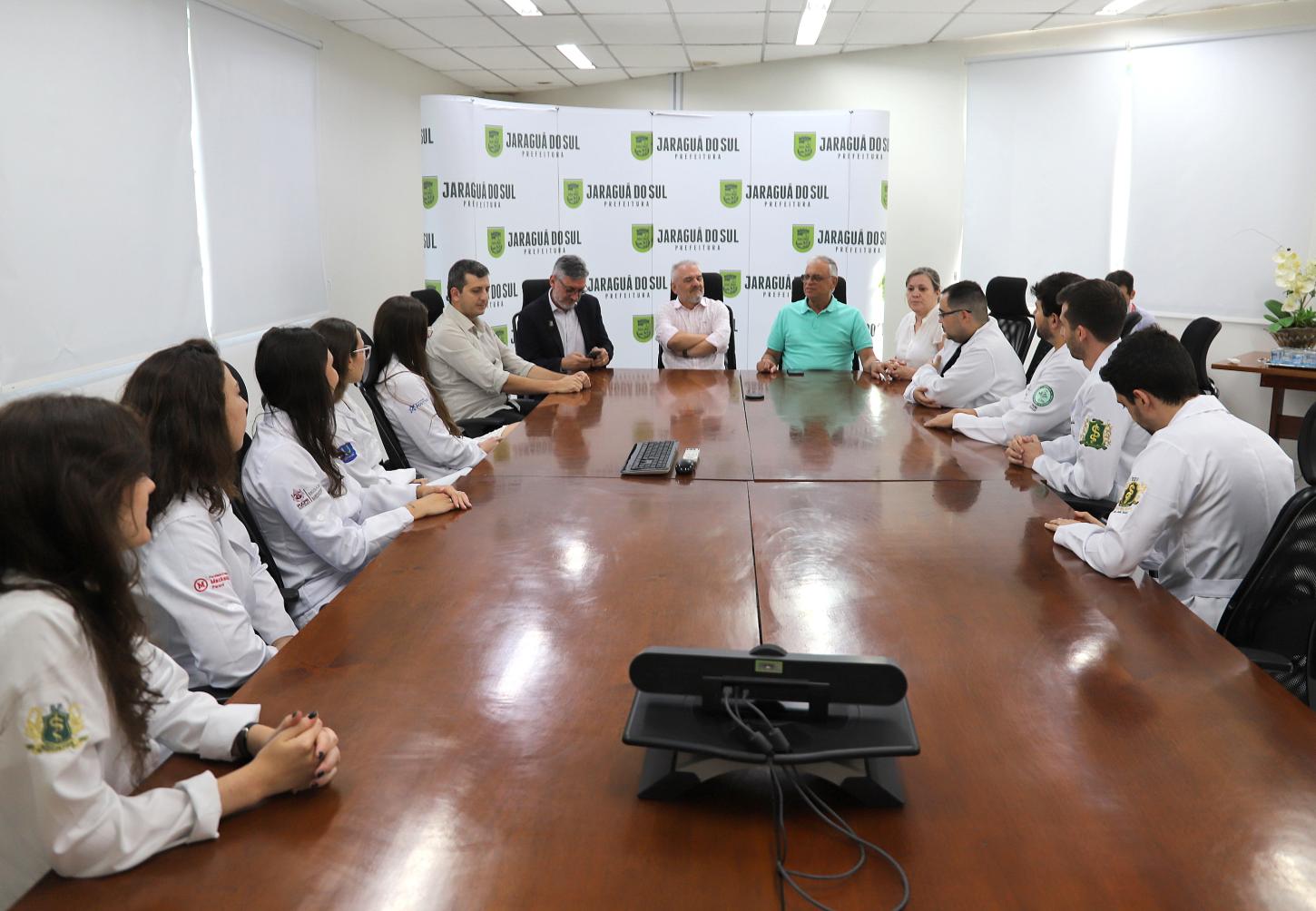 Prefeito recebe médicos residentes e servidores contemplados com bolsas