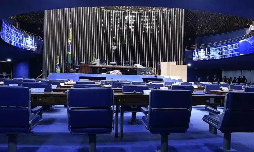 Senado tem custo bilionário, mas só trabalhou um dia este ano
