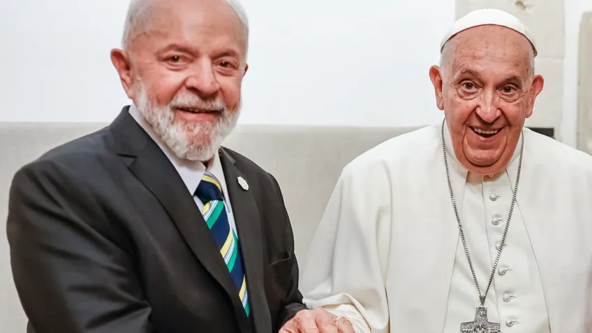 Lula e Janja irão ao funeral do papa Francisco.