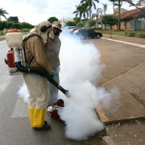 Aplicação de fumacê em ruas do bairro Vila Nova