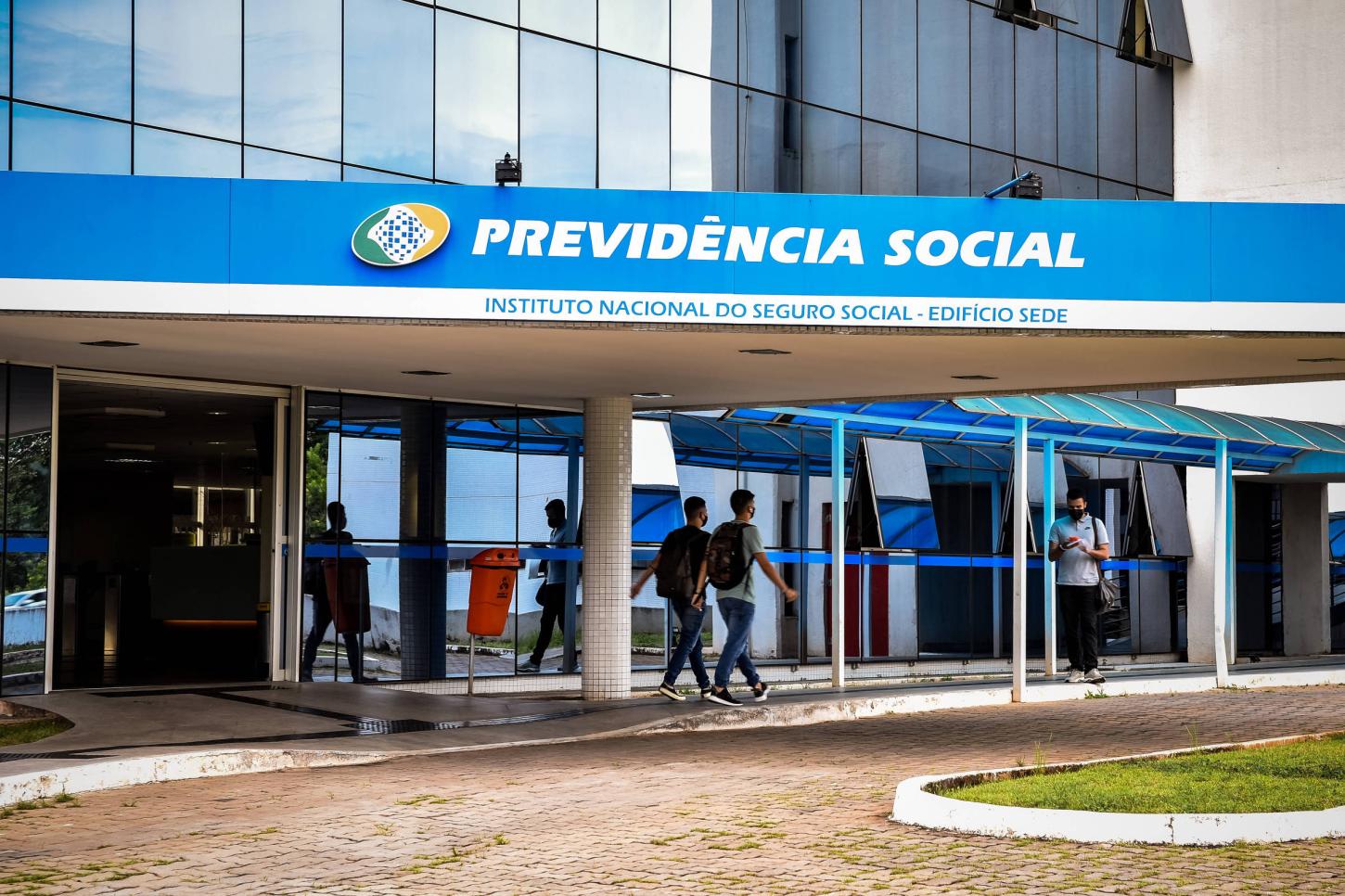 Bancos se eximem e até culpam aposentados por descontos indevidos