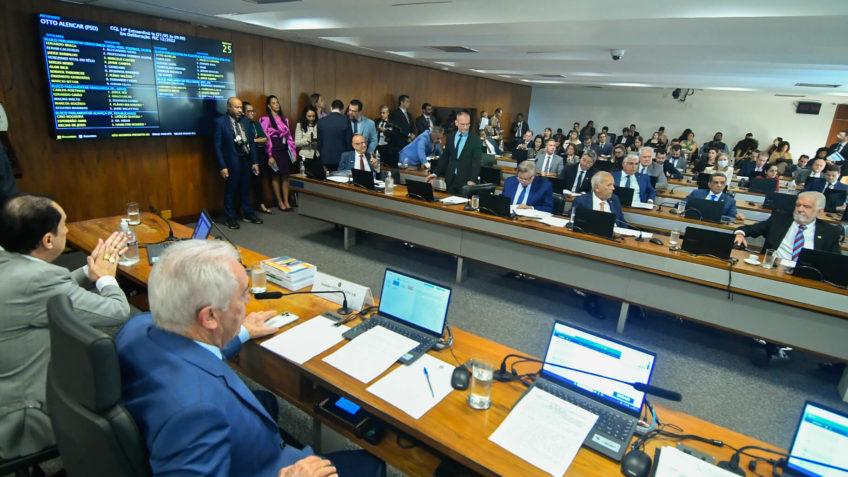 CCJ aprova fim da reeleição e mandato de 5 anos para o Senado.