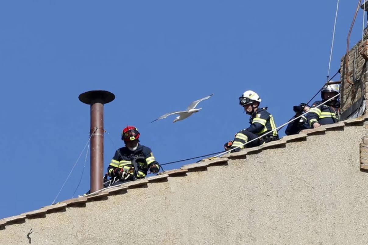 Chaminé da fumaça que anuncia escolha do papa já foi instalada