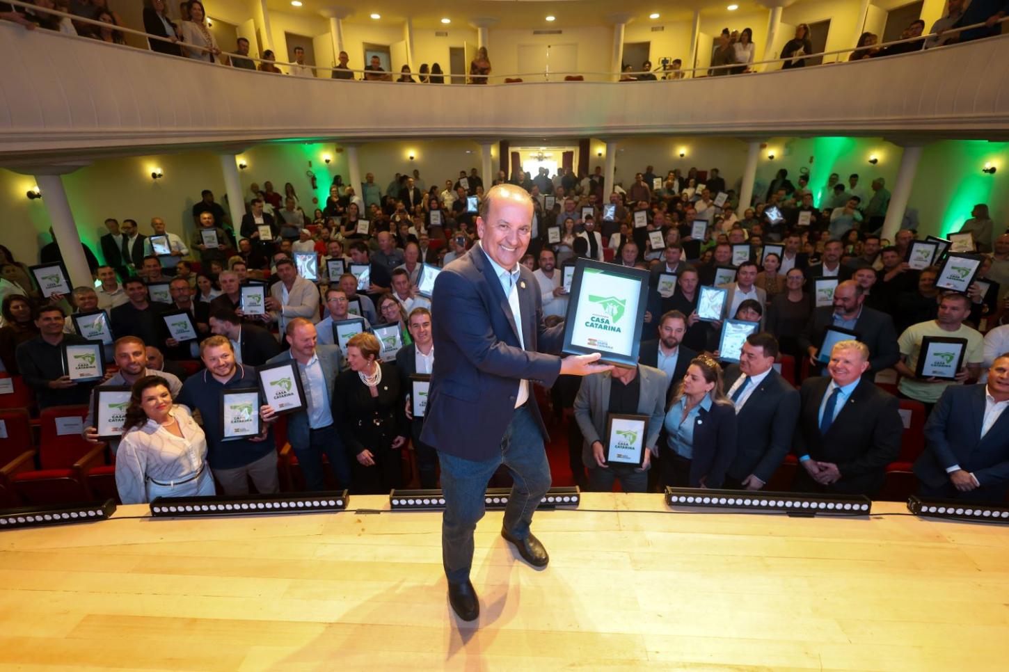 Governador divulga municípios beneficiados na primeira etapa do Casa Catarina