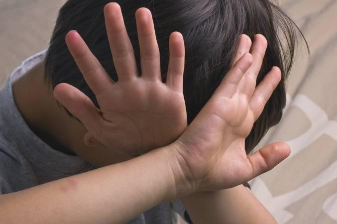 Mãe e padrasto são condenados por torturar criança de 4 anos na comarca de Gaspar