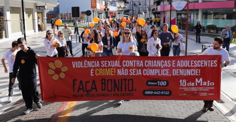 Passeata pelo fim da violência contra crianças e adolescentes