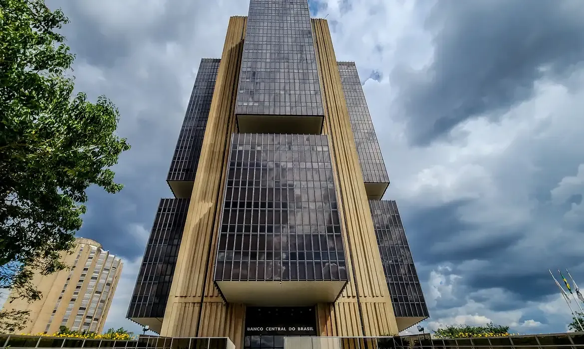 Copom eleva juros básicos da economia para 15% ao ano